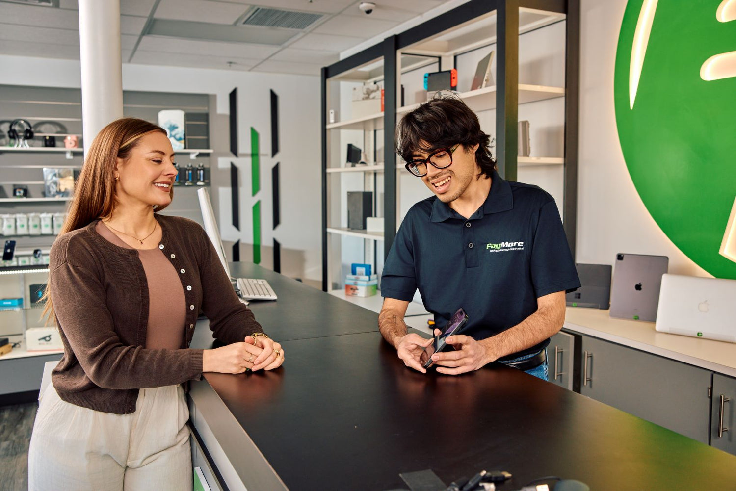 employee selling a smartphone